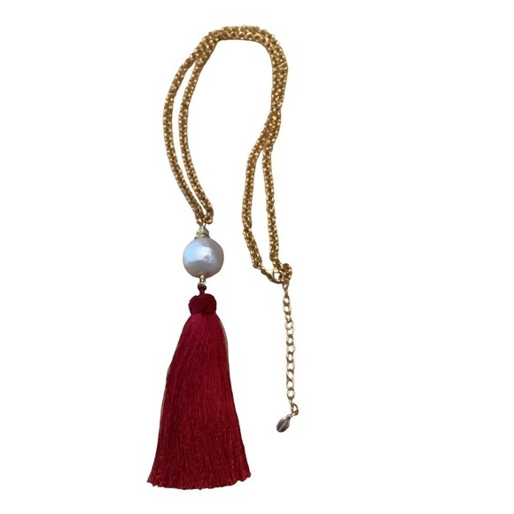 MOLLYBEADS LARGE FAUX PEARL AND RED TASSEL GOLD CHAIN STATEMENT NECKLACE NWOT - Picture 4 of 5